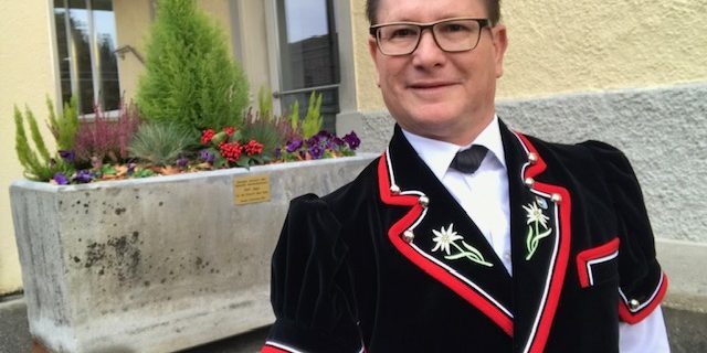 Gemeindeammann Rolf Jäggi mit Brunnen