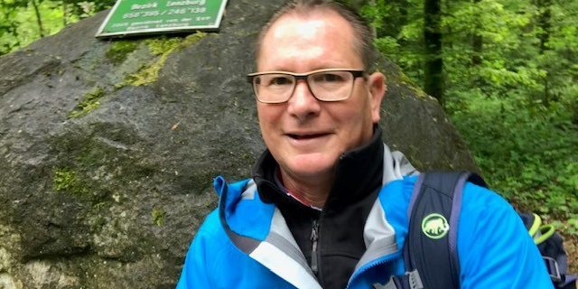 Rolf Jäggi mit Stein